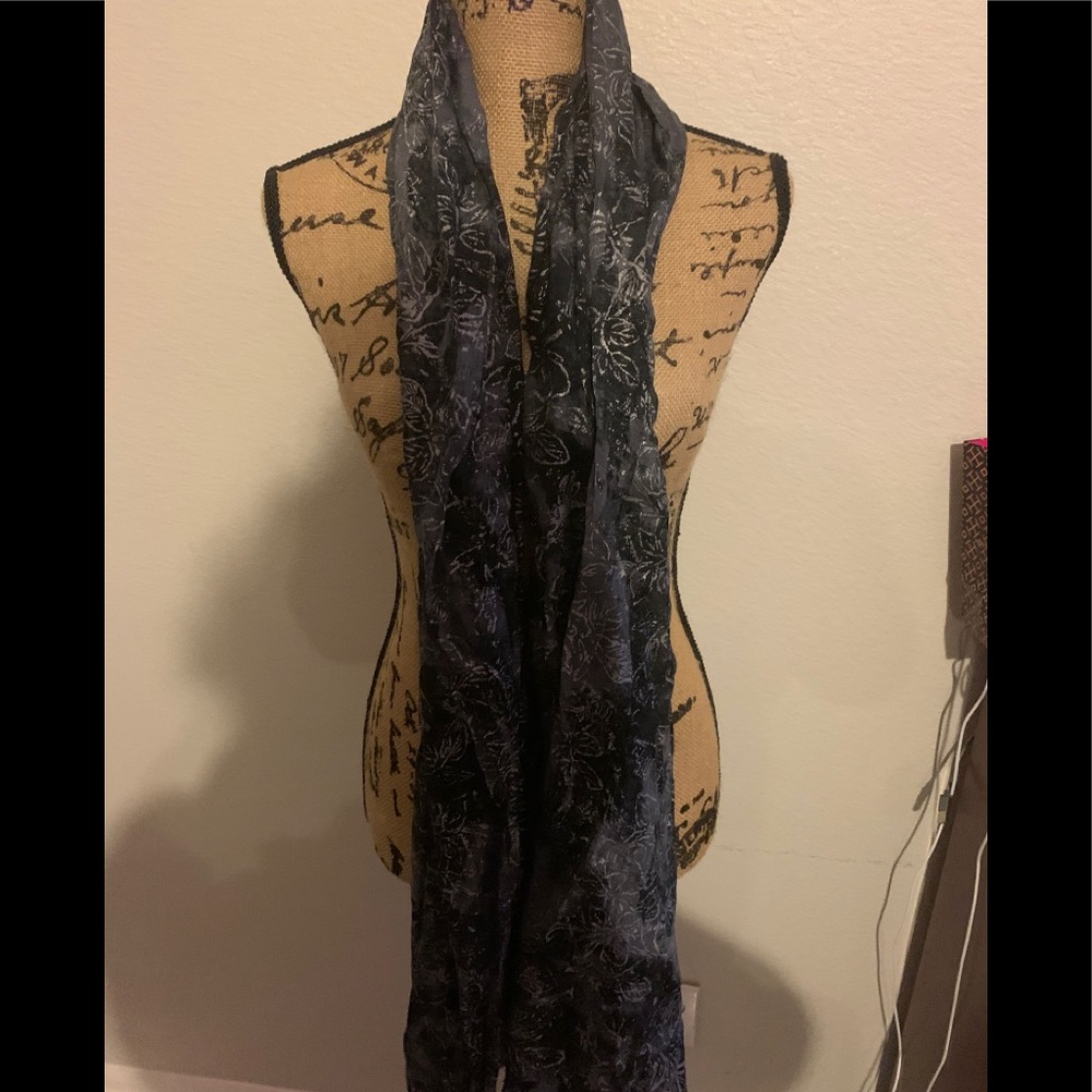 🧣Black floral scarf